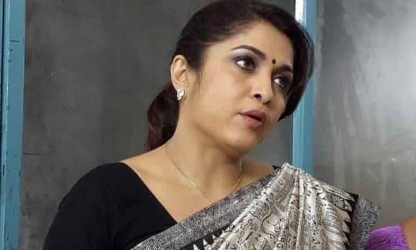 നടി രമ്യാ കൃഷ്ണൻ്റെ കാറിൽ നിന്ന് മദ്യകുപ്പികൾ പിടികൂടി