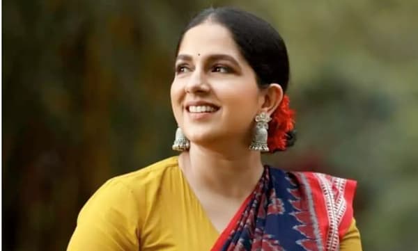 ഹാക്ക് ചെയ്യപ്പെട്ട അക്കൗണ്ട് ആയിരുന്നില്ല അത്; അശ്ലീല കമന്റ് ഇട്ടയാളുടെ പ്രതികരണത്തെക്കുറിച്ച് അപര്‍ണ