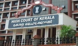 തോട്ടപ്പള്ളിയിൽ നിന്നുള്ള കരിമണൽ നീക്കം നിർത്തിവെക്കാൻ കെഎംഎംഎല്ലിന് ഹൈക്കോടതിയുടെ നിർദേശം