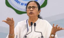 വീരമൃത്യു വരിച്ച ബംഗാള്‍ സ്വദേശികളായ രണ്ട് സൈനികരുടെ കുടുംബങ്ങൾക്ക് സഹായധനം പ്രഖ്യാപിച്ച് മമത ബാനർജി