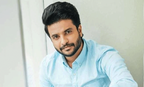 'വളര്‍ന്നു വരുന്ന അഭിനേതാക്കളെ മുളയിലെ നുള്ളുന്ന ഗൂഢസംഘം' പരാമര്‍ശം; നീരജ് മാധവിനെതിരേ സിദ്ധു പനയ്ക്കല്‍


