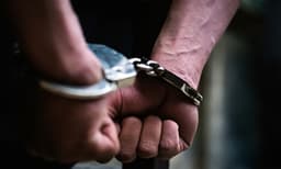 വൃദ്ധനുമായി സ്വത്തുതര്‍ക്കം, കേസില്‍ കുടുക്കാന്‍ ഒമ്പത് ലിറ്റര്‍ വ്യാജമദ്യം തൊഴുത്തില്‍ ഒളിപ്പിച്ചു വെച്ച് എക്‌സൈസിനെ വിളിച്ചു പറഞ്ഞു ; ഒടുവില്‍ അന്വേഷണത്തില്‍ കുടുങ്ങിയത് ഭാര്യയും മകനും