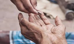 അര്‍ത്തുങ്കല്‍ ബീച്ചില്‍ ഭിക്ഷാടനം, ദിവസവും കിട്ടുന്നത് 300 രൂപ ; 200 രൂപ ചേട്ടന്റെ കുടുംബത്തിനായി മാറ്റി വെയ്ക്കും ; നാലു മാസം കൊണ്ടു സമ്പാദിച്ച 11,000 രൂപ വിമാനത്തില്‍ നാട്ടിലെത്തിക്കാമെന്ന് പറഞ്ഞ് കൂട്ടുകാരന്‍ തട്ടി