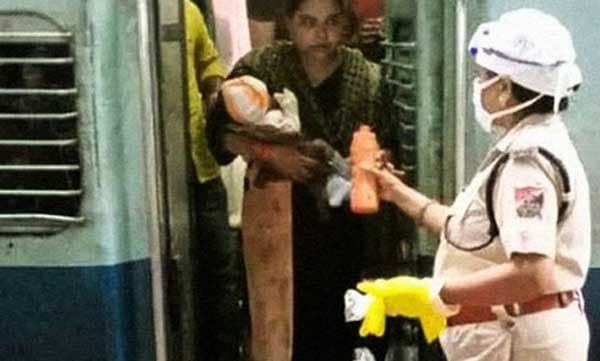 ശ്രമിക്ക് ട്രെയില്‍ യാത്രയ്ക്കിടെ വിശന്നുകരഞ്ഞ കുഞ്ഞിന് വീട്ടില്‍ നിന്നും പാല്‍ എത്തിച്ച് പോലീസുകാരി