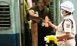 ശ്രമിക്ക് ട്രെയില്‍ യാത്രയ്ക്കിടെ വിശന്നുകരഞ്ഞ കുഞ്ഞിന് വീട്ടില്‍ നിന്നും പാല്‍ എത്തിച്ച് പോലീസുകാരി