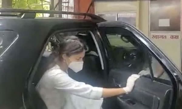 Sushant's death : Rhea Chakraborthy grilled by mumbai cops : Admits the couple fought. 