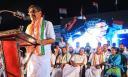 സജീഷിനെതിരേയും കോണ്‍ഗ്രസ് ; ആശുപത്രിയിലേക്ക് പ്രതിഷേധ മാര്‍ച്ച് ; മുല്ലപ്പള്ളിയ്‌ക്കെതിരേ കോണ്‍ഗ്രസിനുള്ളിലും അതൃപ്തി