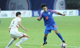 രാജ്യത്തിനായി അണിഞ്ഞ ജേഴ്‌സി ലേലത്തിന്..: കോവിഡ് പ്രതിരോധത്തിന് കേരളത്തിന് കൈത്താങ്ങാകാന്‍ സഹല്‍!