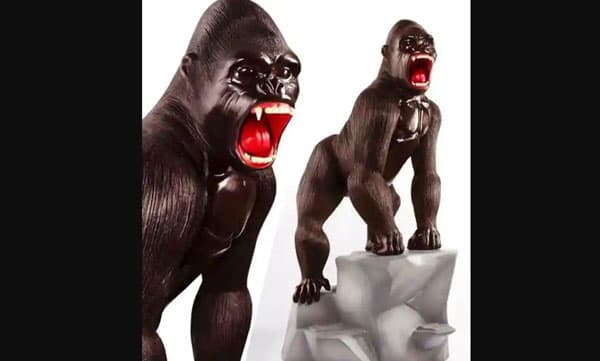 അലറിക്കൊണ്ട് ചാടി വീഴാന്‍ തയാറായി ഒരു ഗൊറില്ല വൈറല്‍: വേണമെങ്കില്‍ തിന്നു തീര്‍ക്കാം!


