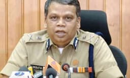 പൊതുസ്ഥലങ്ങളില്‍ ജനങ്ങള്‍ സാമൂഹിക അകലം പാലിക്കുന്നുവെന്ന് ഉറപ്പാക്കുാന്‍ നിര്‍ദ്ദേശം നല്‍കി ഡിജിപി 