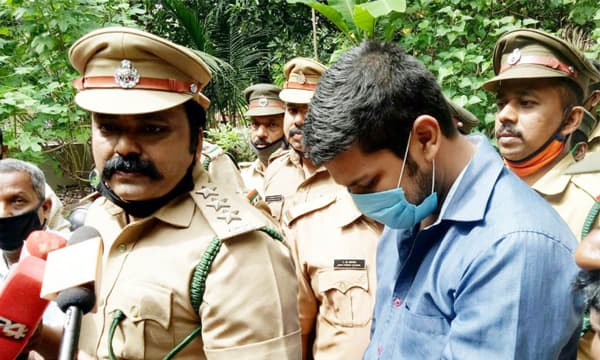 ദിവസങ്ങളോളം പട്ടിണിക്കിട്ടിട്ടും പാമ്പ് കടിക്കാന്‍ തയ്യാറായില്ല ; അതോടെ പ്രകോപിപ്പിച്ചു, കമ്പുകൊണ്ട് ഉത്രയുടെ കൈ ഉയര്‍ത്തി പ്ലാസ്റ്റിക് ബോട്ടില്‍ ചലിപ്പിച്ചപ്പോള്‍ മൂര്‍ഖന്‍ കൊത്തി