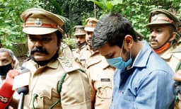 ദിവസങ്ങളോളം പട്ടിണിക്കിട്ടിട്ടും പാമ്പ് കടിക്കാന്‍ തയ്യാറായില്ല ; അതോടെ പ്രകോപിപ്പിച്ചു, കമ്പുകൊണ്ട് ഉത്രയുടെ കൈ ഉയര്‍ത്തി പ്ലാസ്റ്റിക് ബോട്ടില്‍ ചലിപ്പിച്ചപ്പോള്‍ മൂര്‍ഖന്‍ കൊത്തി