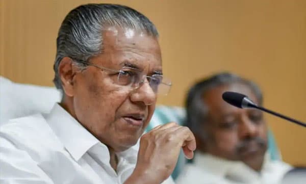 സൂപ്പര്‍ സ്‌പ്രെഡ് ഉണ്ടാവാന്‍ സാധ്യത ; വിമാനയാത്രയ്ക്ക് മുമ്പ് സ്‌ക്രീനിംഗ് നിര്‍ബന്ധം : മുഖ്യമന്ത്രി 