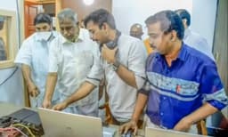 പഞ്ചായത്ത് തെരഞ്ഞെടുപ്പ് ലക്ഷ്യമിട്ട് സോഷ്യല്‍മീഡിയ വാര്‍റൂം ഒരുക്കി സി.പി.എമ്മും ബി.ജെ.പി.യും. ; കോണ്‍ഗ്രസ് കമ്മറ്റികള്‍ ഇപ്പോഴും പഠിച്ചു കൊണ്ടിരിക്കുന്നു, ഇതുവരെ പ്രവര്‍ത്തനം തുടങ്ങാനായിട്ടില്ല