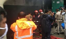 കോഴിക്കോട് ജ്വല്ലറി ഷോറൂമില്‍ തീപിടിത്തം ; പാര്‍ക്കിങ് ഏരിയയിലുണ്ടായിരുന്ന 22 ബൈക്കും മൂന്ന് കാറും കത്തി നശിച്ചു