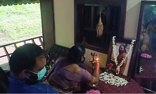 അകലൂരിലെ ലോഹിതദാസിന്റെ വീട്ടിൽ നടന്ന അനുസ്മരണ ചടങ്ങിൽ ഭാര്യ സിന്ധു ഛായാപടത്തിന് മുന്നിൽ തിരി തെളിയിക്കുന്നു.
