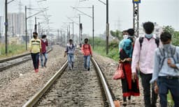 വിശപ്പിനേക്കാള്‍ ഭേദം കോവിഡ്‌: യു.പി.യിലെ കുടിയേറ്റത്തൊഴിലാളികള്‍ തിരിച്ചുനടക്കുന്നു