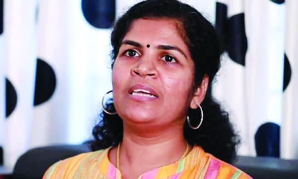 ശബരിമല കയറിയ കനകദുര്‍ഗ വിവാഹമോചിതയായി, കേസുകള്‍ പിന്‍വലിച്ചു, ഭര്‍ത്താവ്‌ 10 ലക്ഷം രൂപ നല്‍കും