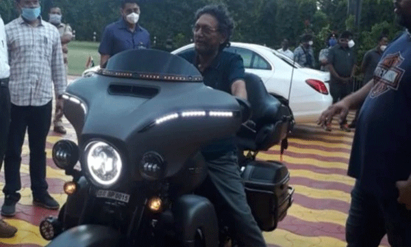 ഹാര്‍ലി ഡേവിഡ്‌സണില്‍ ഇരുന്ന് ചീഫ് ജസ്റ്റിസിന്റെ ഫോട്ടോ പോസിങ്; സോഷ്യല്‍ മീഡിയയില്‍ കടുത്ത വിമര്‍ശനങ്ങള്‍ 