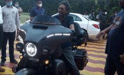 ഹാര്‍ലി ഡേവിഡ്‌സണില്‍ ഇരുന്ന് ചീഫ് ജസ്റ്റിസിന്റെ ഫോട്ടോ പോസിങ്; സോഷ്യല്‍ മീഡിയയില്‍ കടുത്ത വിമര്‍ശനങ്ങള്‍ 