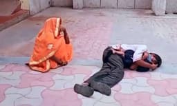 ആശുപത്രിയില്‍ ചികിത്സ നിഷേധിക്കപ്പെട്ട് കുഞ്ഞ് മരിച്ചു ; മൃതദേഹം കെട്ടിപ്പിടിച്ച് വാവിട്ടു കരഞ്ഞ് മാതാപിതാക്കള്‍