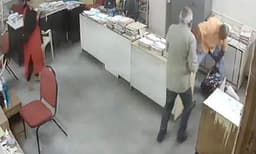 മാസ്‌ക് ധരിക്കാന്‍ ആവശ്യപ്പെട്ടു, ഡെപ്യൂട്ടി മാനേജര്‍ സഹപ്രവര്‍ത്തകയെ മുടിപിടിച്ച് വലിച്ചിഴച്ചു; ഇരുമ്പു ദണ്ഡ് കൊണ്ട് മര്‍ദ്ദിച്ചു