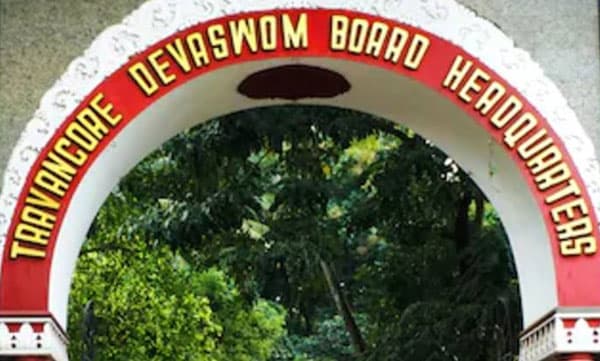കൊവിഡ് വ്യാപനം ; തിരുവിതാംകൂർ ദേവസ്വം ബോർഡിന് കീഴിലുള്ള ക്ഷേത്രങ്ങളിൽ അനിശ്ചിതകാലത്തേക്ക് ഭക്തർക്ക് പ്രവേശനം വിലക്കി