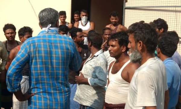 പണിയില്ല, പണമില്ല, വാടക കൊടുക്കാന്‍ പോലും മാര്‍ഗ്ഗമില്ല; നാട്ടില്‍ നിന്നും കടം വാങ്ങി അതിഥി തൊഴിലാളികള്‍ വിമാനം പിടിച്ച് കേരളം വിടുന്നു