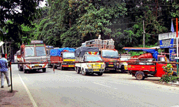 വാഹന പരിശോധനയില്‍ വീഴ്ചയെന്ന്: പാസില്ലാതെ നിരവധി പേര്‍ സംസ്ഥാനത്ത് എത്തുന്നതായി കണ്ടെത്തി