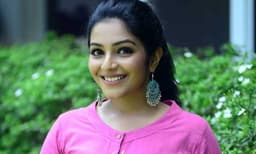 പാവാടയുടെ ഇടയിലൂടെ കയ്യിട്ട് കാലില്‍ തൊട്ട ബസിലെ കിളിയുടെ കരണം നോക്കി പൊട്ടിച്ചിട്ടുണ്ട്; തുറന്ന് പറഞ്ഞ് രജിഷാ വിജയന്‍