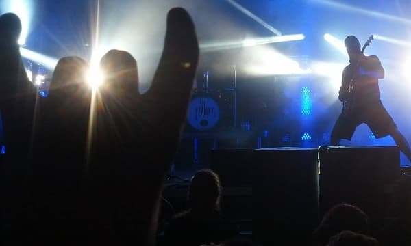 സ്‌റ്റേജ്‌ഷോകള്‍ കള്ളക്കടത്തിനും വേദി ; സിനിമയിലും മോഡലിംഗിലും കരിയര്‍ മങ്ങുന്നവരെ സ്വര്‍ണ്ണവും മയക്കുമരുന്നും കടത്തുന്ന കാരിയര്‍മാരാക്കും