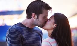 ഒരു ചുടുചുംബനം നല്‍കൂ...,ഇന്ന് അന്താരാഷ്ട്ര ചുംബന ദിനം...!! ;  ഈ ചെറിയ പ്രവര്‍ത്തിയിലൂടെ നിങ്ങളിലെ പ്രണയവും കരുതലും പങ്കാളി അറിയട്ടെ 