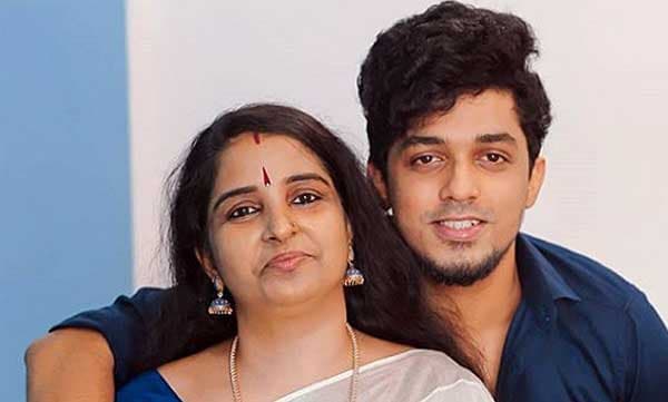 ഗ്യാസ് എന്ന് കരുതി പരിശോധിച്ചപ്പോഴാണ് ഹൃദയത്തിലെ ബ്ലോക്ക് കണ്ടെത്തുന്നത്, അമ്മയുടെ മരണത്തെ കുറിച്ച് സാഗര്‍ സൂര്യന്‍