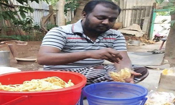 ലോക്ക്ഡൗണില്‍ ജോലി നഷ്ടമായി; എഞ്ചിനീയറിംഗ് പ്രൊഫസര്‍ മുറുക്കു വില്‍പനക്കാരനായി