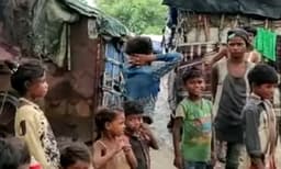 ലോക്ക് ഡൗണില്‍ സ്‌കൂള്‍ അടച്ചു, ഉച്ചക്കഞ്ഞിയും ഇല്ലാതായി ; ബീഹാറിലെ ഭഗല്‍പ്പൂരില്‍ ദളിത് കുട്ടികള്‍ ഒരു നേരം കഴിച്ച് പിടിച്ചു നില്‍ക്കാന്‍ പിച്ച തെണ്ടി...! ഒടുവില്‍ അരിയെത്തി