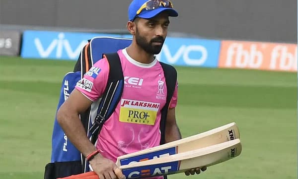 ‘ചായയിൽ വീണ ഈച്ചയെ എടുത്തുകളയുന്ന ലാഘവത്തോടെയാണ് രഹാനെയെ പുറത്താക്കായിത്' ; ആകാശ് ചോപ്ര