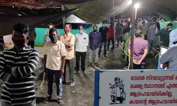 ബംഗളൂരുവില്‍ കോവിഡ് വ്യാപനം രൂക്ഷം, മലയാളികള്‍ കൂട്ടത്തോടെ ജോലി സ്ഥലത്തു നിന്ന് കേരളത്തിലേക്ക് പാലായനം; മുത്തങ്ങ കോവിഡ് കെയര്‍ സെന്ററില്‍ വാഹനങ്ങളുടെ നിര രണ്ട് കിലോമീറ്ററോളം 