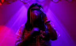 ബ്‌ളീച്ച് ബോട്ടില്‍, ഗ്‌ളൗസ്, റെയ്ന്‍കോട്ട് ; കോവിഡില്‍ ബയോ സെക്യുരിറ്റി സ്യൂട്ടില്‍ ജോലി ചെയ്യാന്‍ ബൊളീവിയയിലെ ലൈംഗിക തൊഴിലാളികള്‍