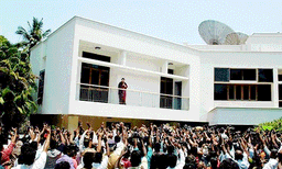 വേദനിലയം മുഖ്യമന്ത്രിയുടെ ഔദ്യോഗിക വസതിയാക്കുന്നതിനെതിരേ ജയയുടെ സഹോദരപുത്രന്‍ ഹൈക്കോടതില്‍