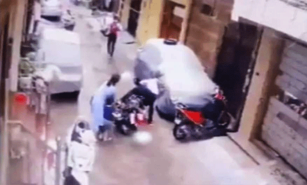 മകളെ തട്ടിക്കൊണ്ടുപോകാന്‍ ശ്രമിച്ചവരെ ഒറ്റയ്ക്ക് നേരിട്ട് അമ്മ; ഇളയച്ഛന്‍ ഏര്‍പ്പെടുത്തിയ ഗുണ്ടകളെന്ന് ഒടുവില്‍ തെളിഞ്ഞു