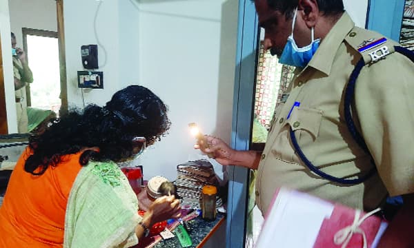 വീട്ടില്‍ സൂക്ഷിച്ചിരുന്ന 23 പവന്റെ സ്വര്‍ണാഭരണങ്ങള്‍ കവര്‍ന്നു ; വീട്ടുകാര്‍ ആശുപത്രിയില്‍ പോയ തക്കത്തിന് ഇമിറ്റേഷന്‍ ആഭരണങ്ങള്‍ പകരം വച്ച് ​മോഷണം 