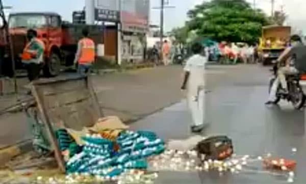 100 രൂപ കൈക്കൂലി നല്‍കിയില്ല; കൗമാരക്കാരന്റെ ജീവിതമാര്‍ഗം തകര്‍ത്ത് ഇന്‍ഡോര്‍ നഗരസഭാ ജീവനക്കാര്‍; വീഡിയോ