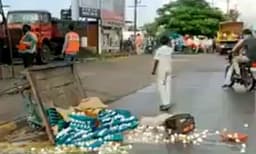 100 രൂപ കൈക്കൂലി നല്‍കിയില്ല; കൗമാരക്കാരന്റെ ജീവിതമാര്‍ഗം തകര്‍ത്ത് ഇന്‍ഡോര്‍ നഗരസഭാ ജീവനക്കാര്‍; വീഡിയോ