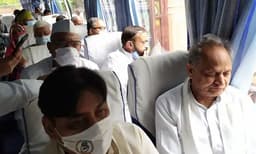 പിന്തുണയ്ക്കുന്ന 102 എംഎല്‍എമാരുടെ ലിസ്റ്റ് ഗവര്‍ണര്‍ക്ക് കൈമാറി ഗെലോട്ട്: രാജസ്ഥാനില്‍ ഇന്ന് രാത്രി മന്ത്രിസഭായോഗം