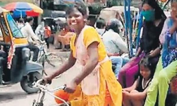 ലോക്ക് ഡൗണില് അച്ഛന് പകരം റിക്ഷ ഓടിക്കാനെത്തിയത് 14 കാരി ; പുലര്ച്ചെ 3 മണിക്ക് ഗര്ഭിണിയെ ഓട്ടോ ഓടിച്ച് ആശുപത്രിയില് എത്തിച്ച ആശാ വര്ക്കര്