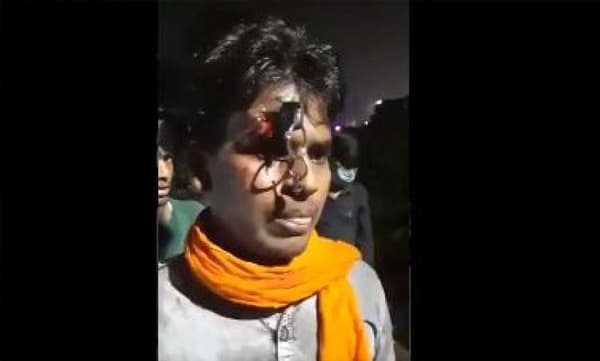 ഹെൽമറ്റ് ധരിക്കാത്തതിന് ബൈക്ക് യാത്രക്കാരന്റെ നെറ്റിയിൽ താക്കോൽ കുത്തിക്കയറ്റി ​പോലീസ്  ; വീഡിയോ 