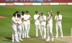 ടെസ്റ്റില്‍ ചരിത്ര നേട്ടം സ്വന്തമാക്കി ഇംഗ്ലണ്ട് താരം സ്റ്റുവര്‍ട്ട് ബ്രോഡ്