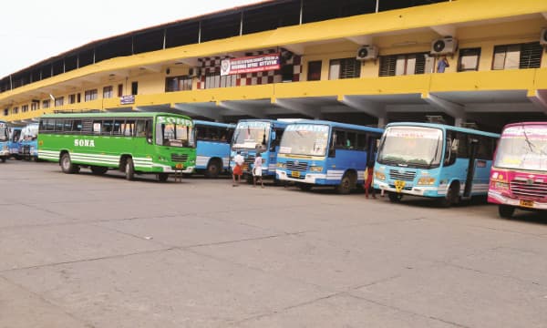 നാളെ മുതല്‍ നിര്‍ത്തി വെയ്ക്കാനിരുന്ന സ്വകാര്യ ബസ് സര്‍വീസ് തുടരും ; സംയുക്ത സമരസമിതിയുടെ തീരുമാനം തള്ളി ബസുടമകള്‍