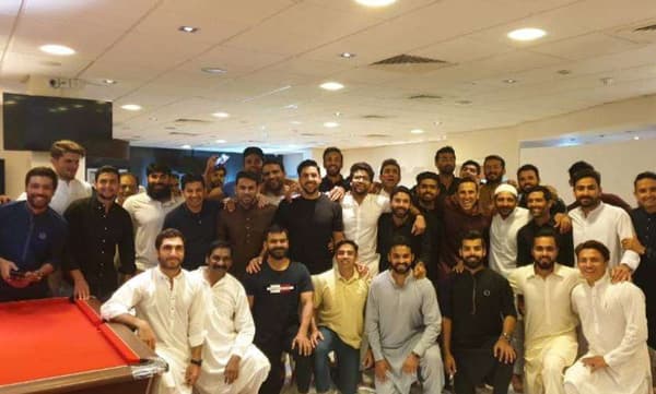 സാമൂഹിക അകലം പാലിച്ചിട്ടില്ല , മാസ്കും ധരിച്ചിട്ടില്ല : ബലിപെരുന്നാൾ ആഘോഷിച്ച പാക് താരങ്ങള്‍ ; വിമര്‍ശിച്ച് ആരാധകര്‍