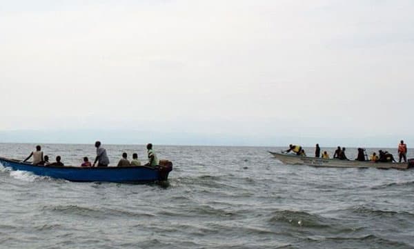 എറണാകുളം എളംകുന്നപുഴയില്‍ വള്ളം മറിഞ്ഞ് മൂന്ന് മത്സ്യത്തൊഴിലാളികളെ  കാണാതായി